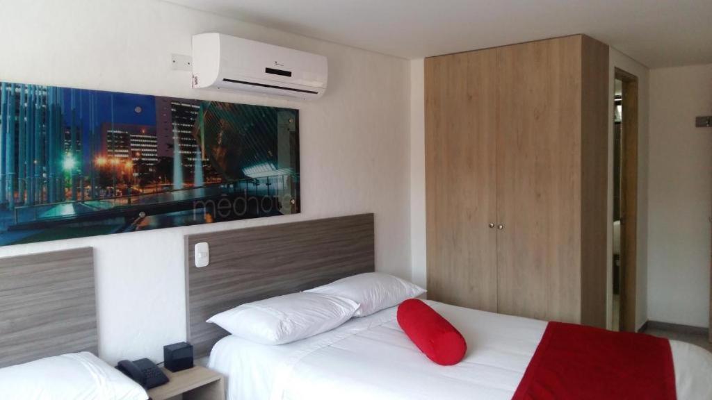 Hotel Med 70 Medellín Exteriör bild